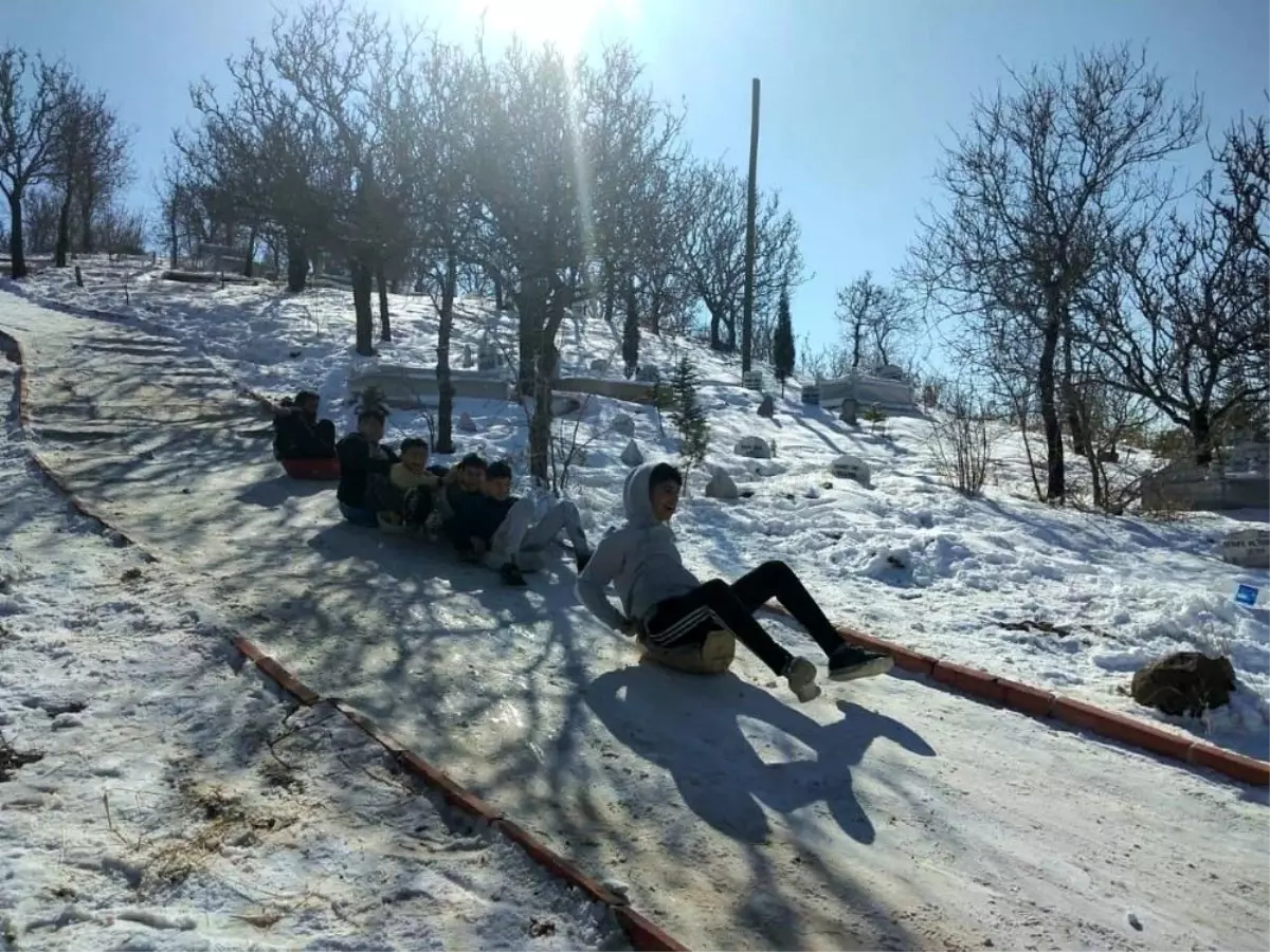 Mezarlık yolunu piste çevirdiler, bidonlarla kaydılar