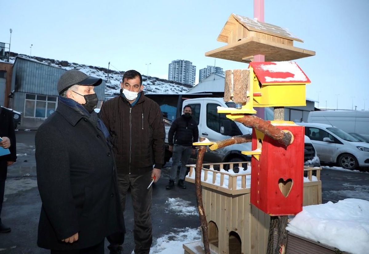 Talas Belediye Başkanı Yalçın, park ve bahçelerde uygulanacak örnek kent mobilyalarını inceledi
