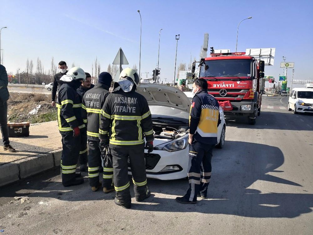 Otomobilin motor kısmında çıkan yangın büyümeden söndürüldü