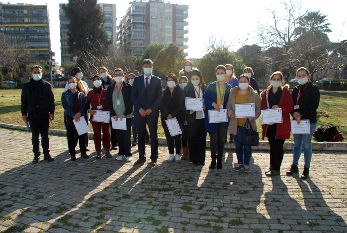 Pandemi polikliniklerinde çalışan tıbbi sekreterlere teşekkür belgesi verildi