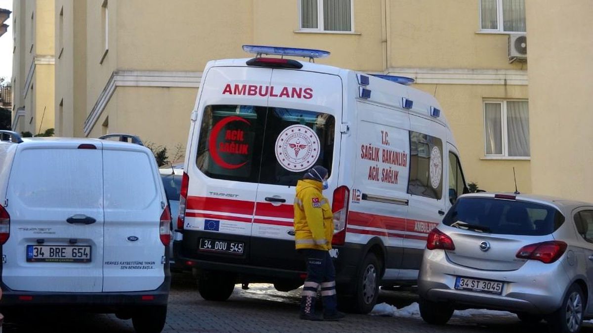 Son dakika haberi... Pendik\'te bir şahıs, boşanma aşamasında olduğu 3 çocuk annesi olan eşinin kafasını spor aleti "dumbell" ile ezerek öldürdü.