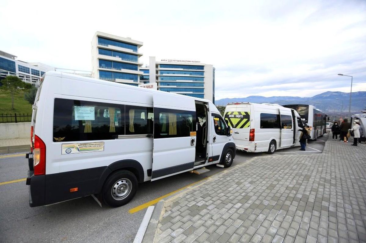 S Plakalı araçlar ile sağlık çalışanlarını ücretsiz taşınıyor