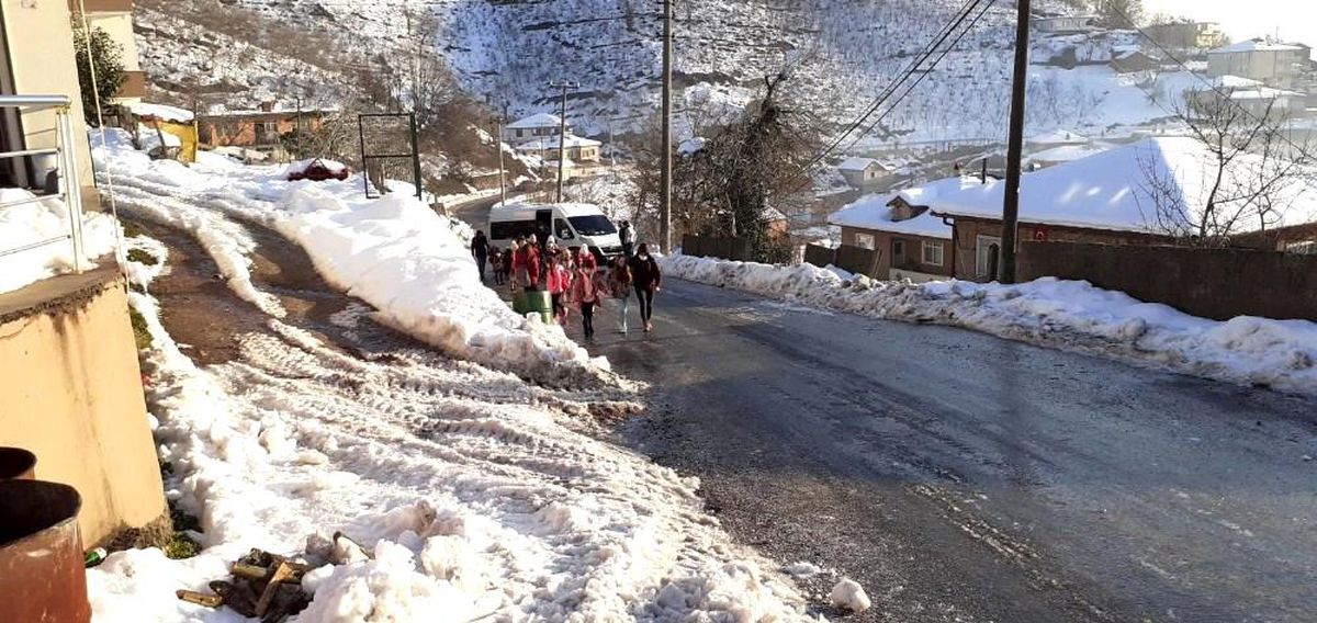 Servis buzlanan yolda kalınca, öğrenciler okula yürüme gitti