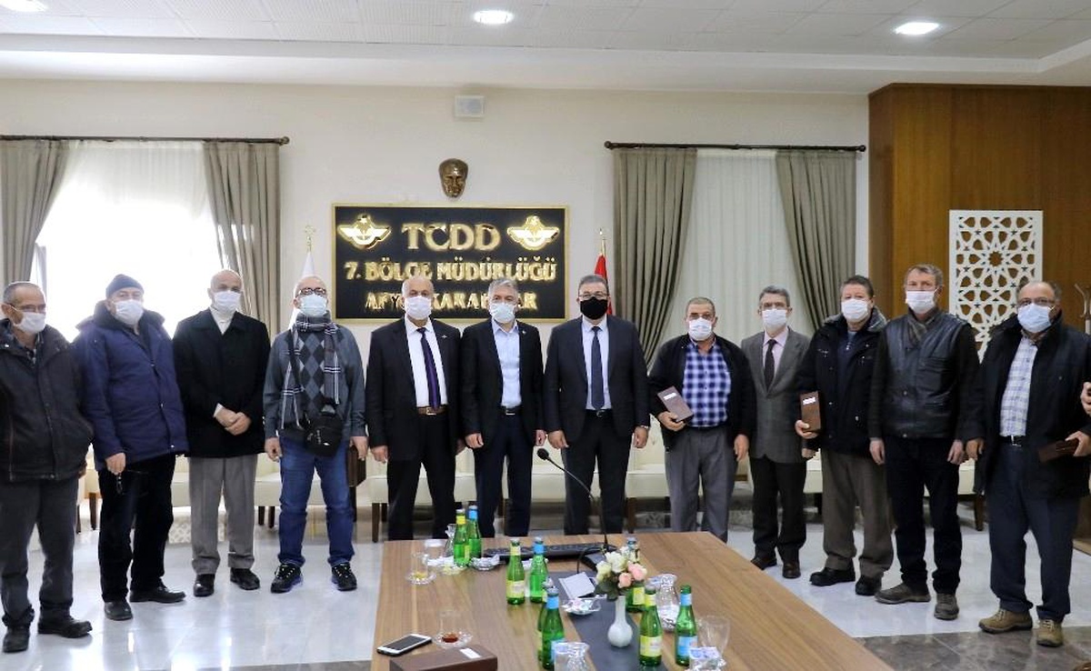 TCDD 7. Bölge Müdürlüğü emekli olan personellere köstekli saat hediye etti