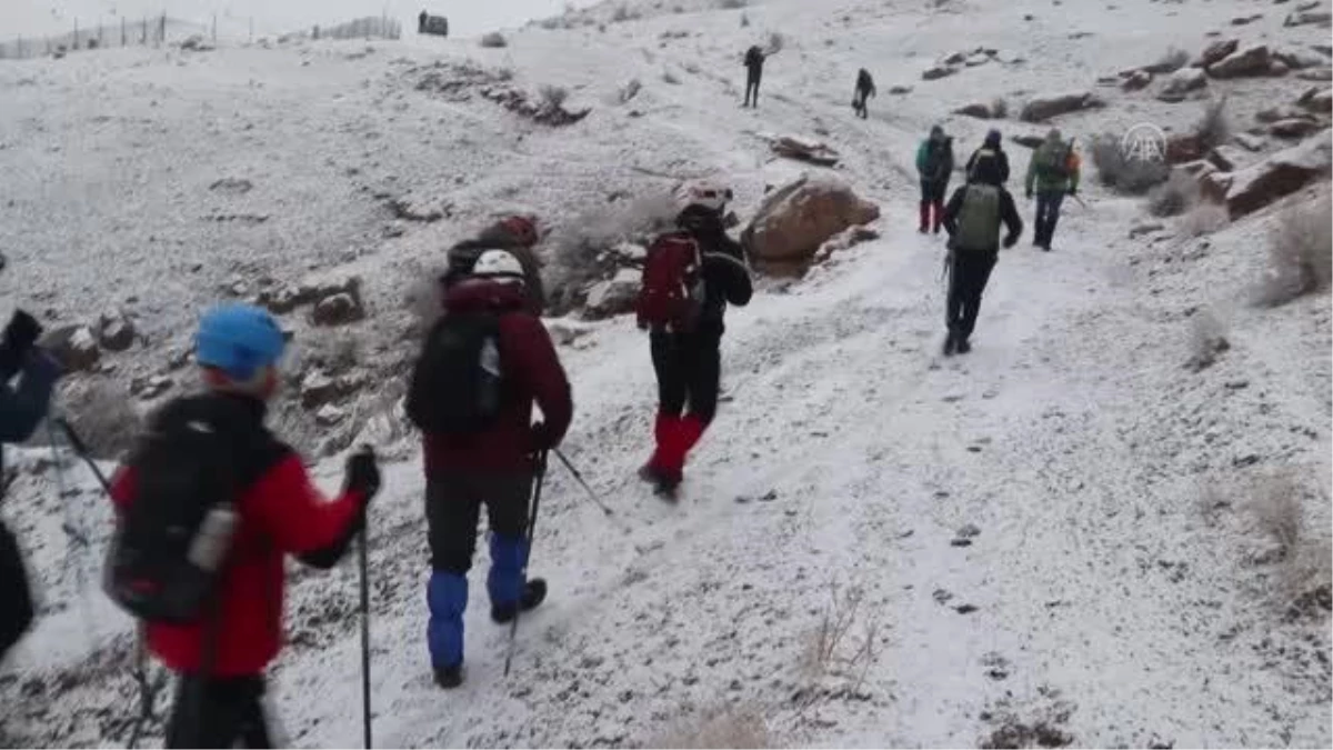 Türk dağcılar Hocalı şehitleri için Haça Dağı\'na tırmandı