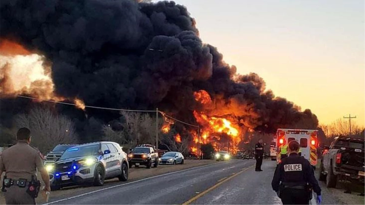 ABD\'de yakıt yüklü tankerle trenin çarpıştığı kazada, alevler gökyüzünü sardı