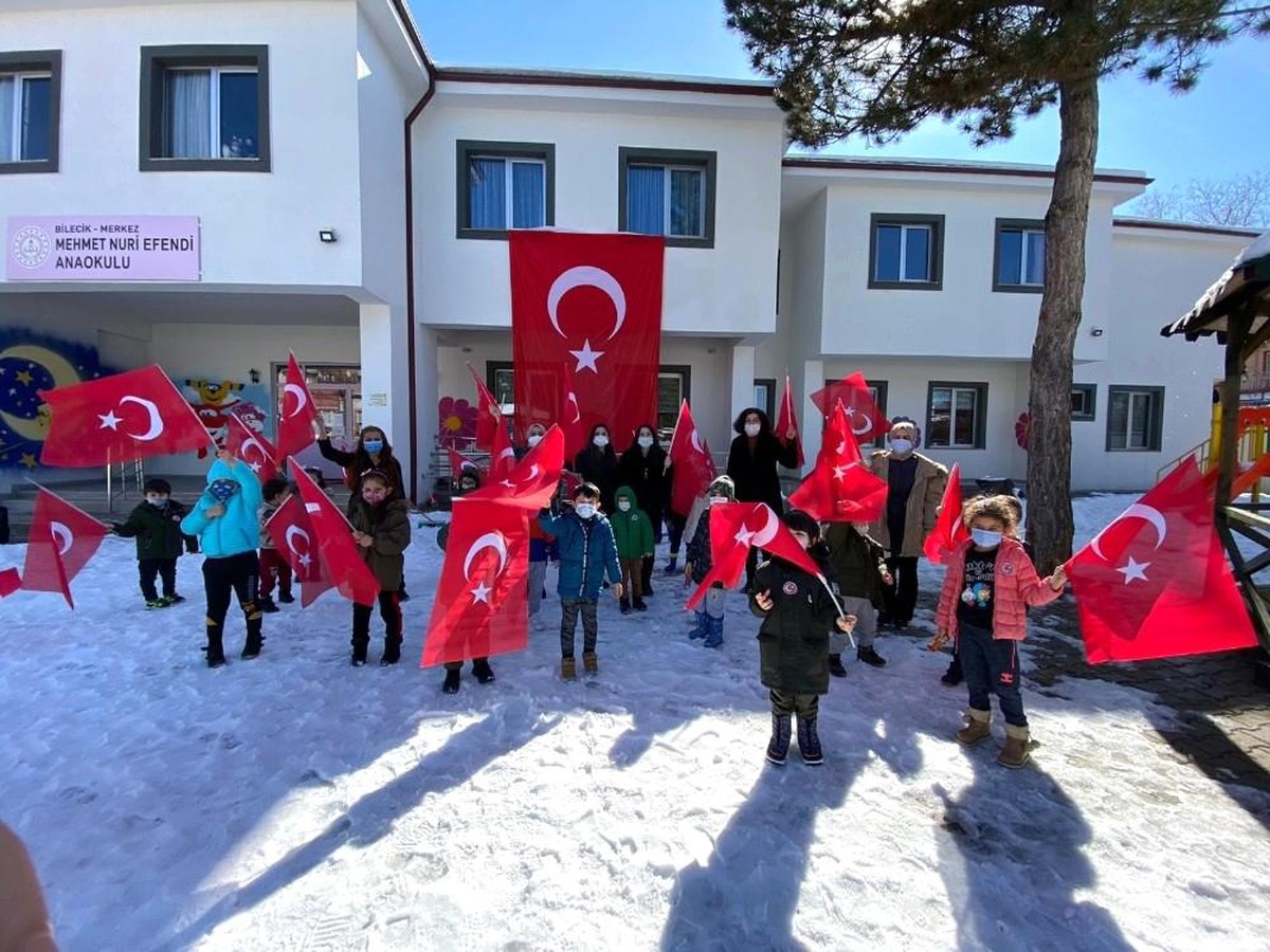 Anaokulu öğrencileri mahalle sakinlerine Türk bayrağı dağıttı