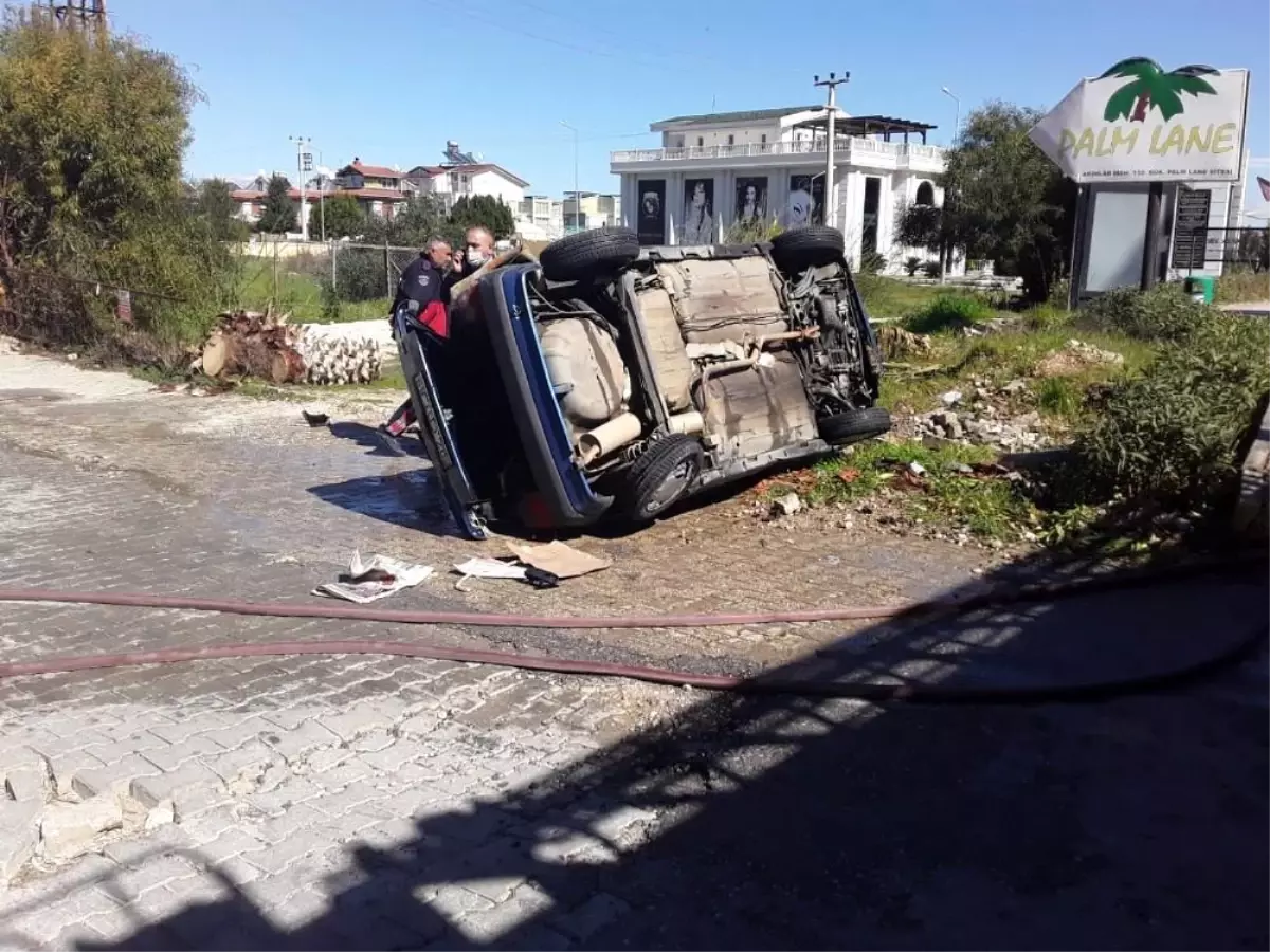 Antalya\'da kaza yapan otomobil önce devrildi, sonra alev aldı