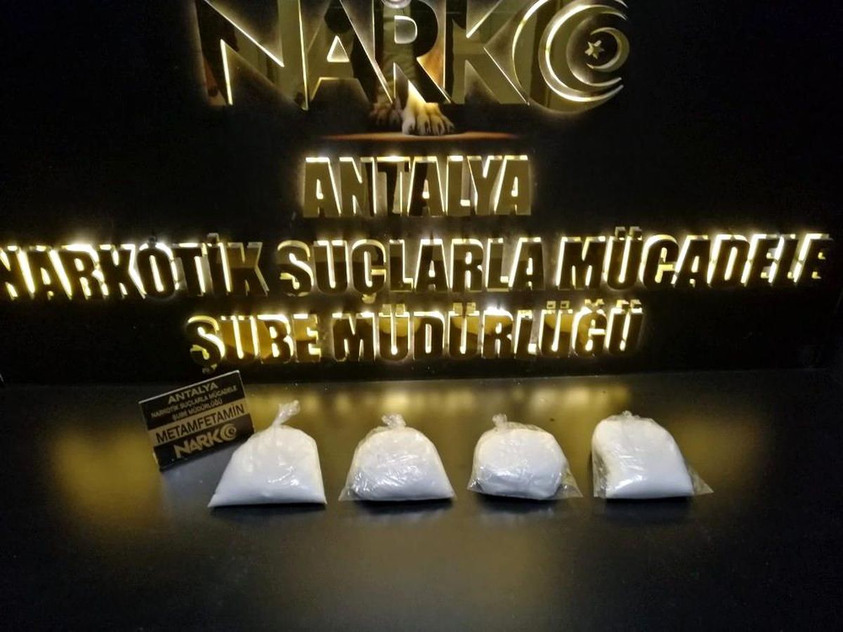 Antalya\'da otomobille metamfetamin ticaretine şok baskın