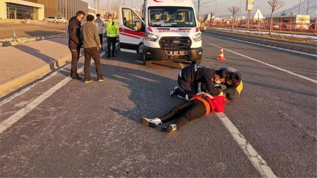 Araçtakilerle tartışan genç kız, kendisini seyir halindeki otomobilden attı