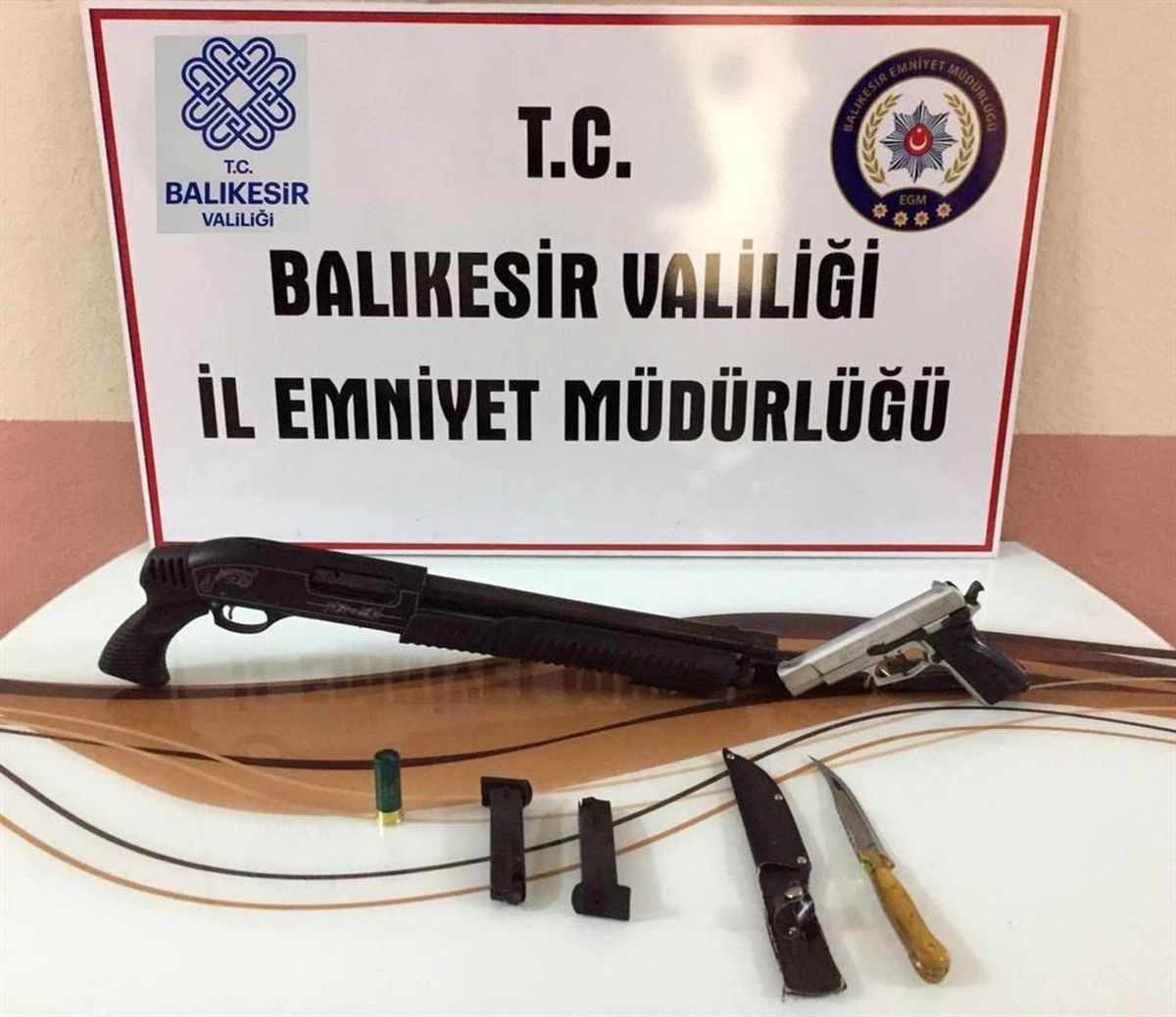 Son dakika haberleri | Balıkesir\'de polis 14 aranan şahsı yakaladı