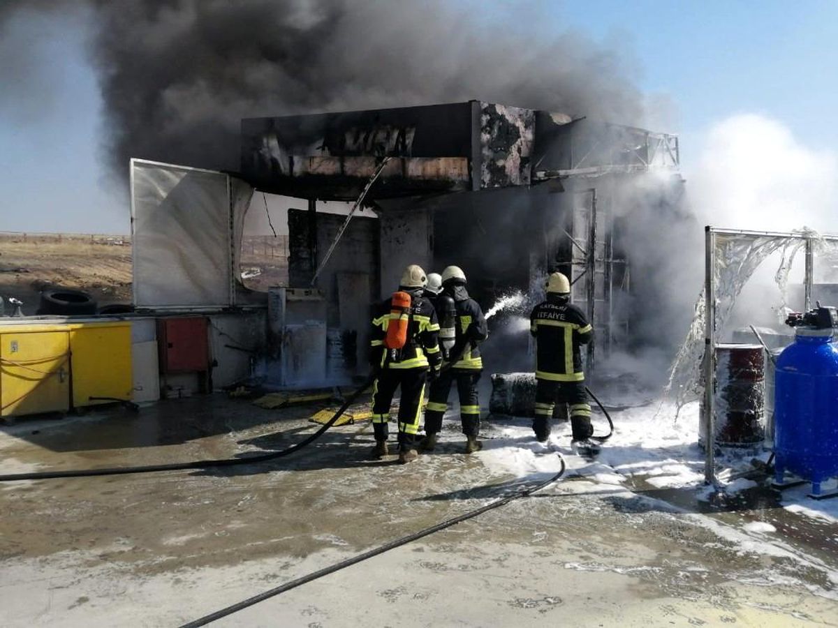 Son dakika haberi! Benzinlik içerisinde bulunan lastikçide çıkan yangın ekipleri harekete geçirdi