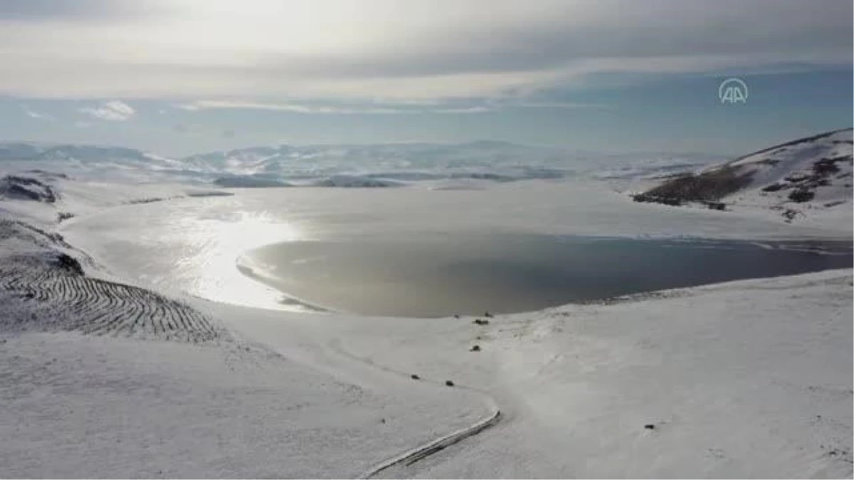 Beyaza bürünen zirvedeki Aygır Gölü fotoğraf tutkunlarını ağırlıyor