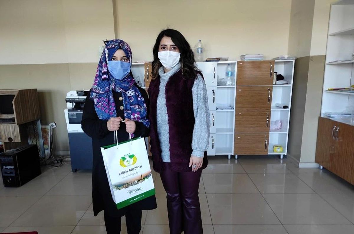 Bağlar Belediyesi bir öğrenciye tablet ve kırtasiye seti hediye etti