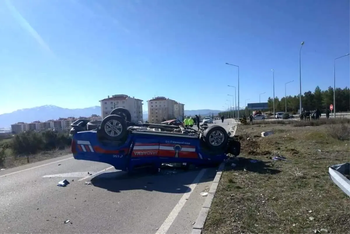 Burdur\'da jandarma ekip aracı ile otomobil çarpıştı: 4 yaralı