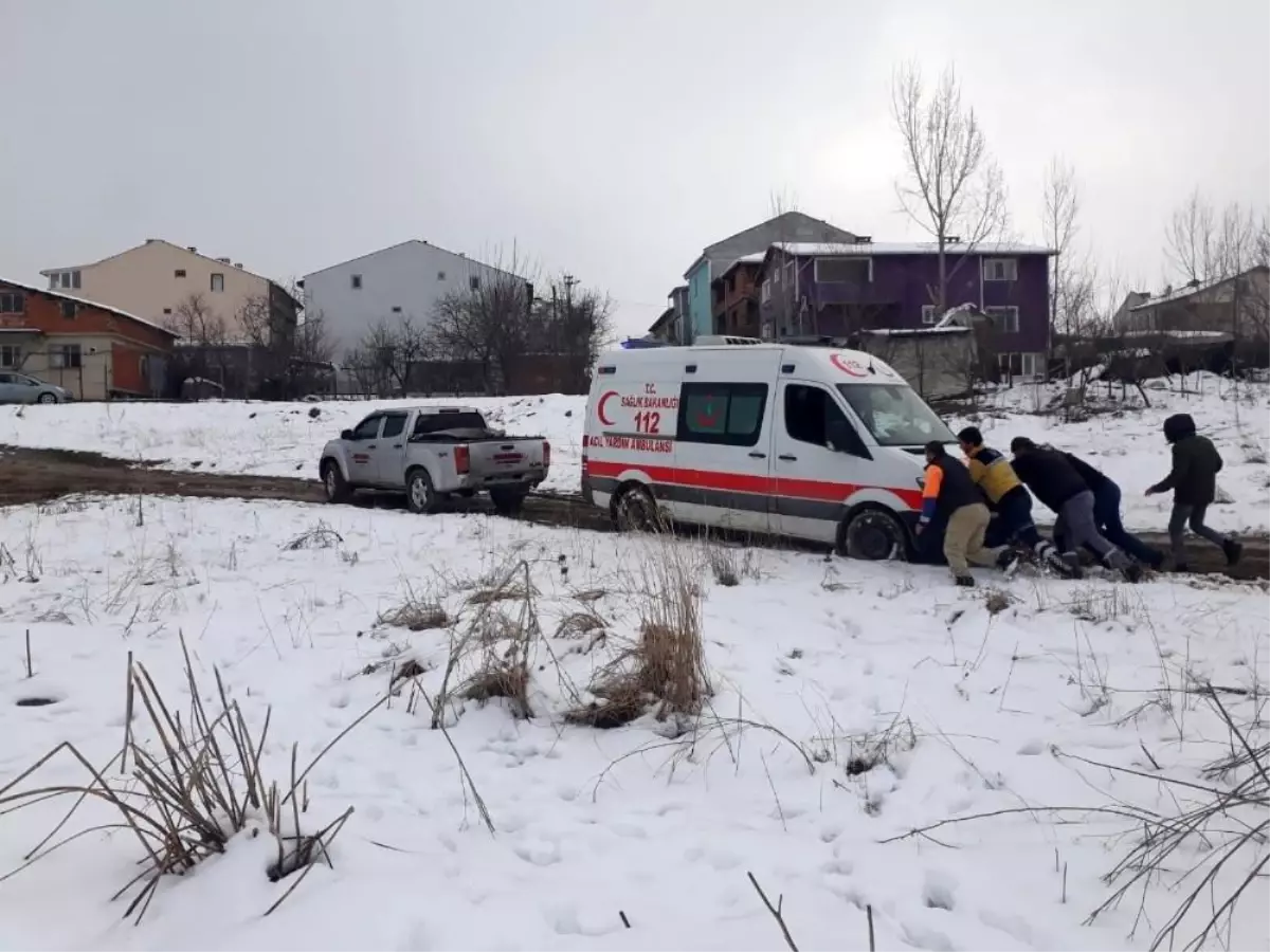 Çamura saplanan sağlıkçıların imdadına vatandaş yetişti