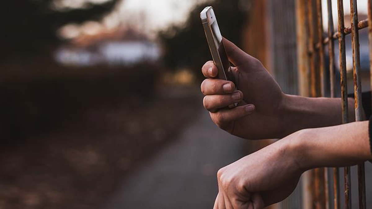 Cezaevine gizlice soktuğu telefonla bir çöpçatanlık sitesi üzerinden yaşlı kadınları binlerce lira dolandırdı