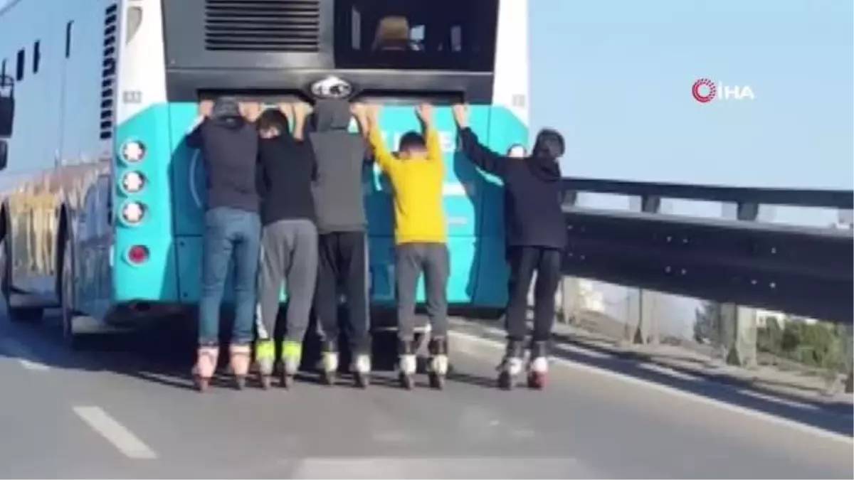 Çocukların otobüs arkasında tehlikeli paten yolculuğu