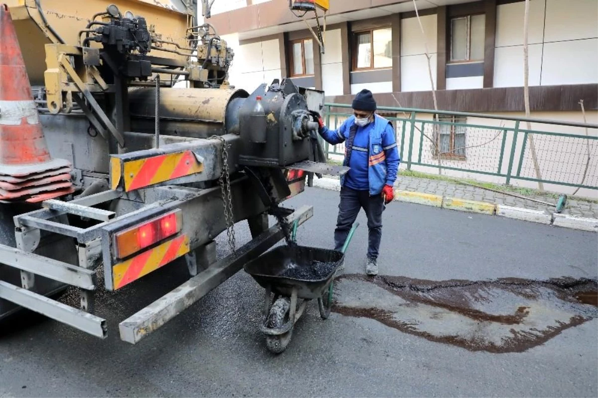 Eyüpsultan\'da kar yağışı sonrası asfalt onarım çalışması başladı