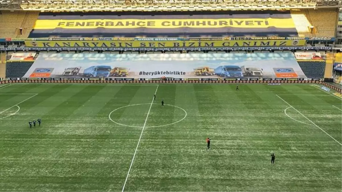 Fenerbahçe\'de büyük ihmal! Yoğun kar yağışı sırasında çimlerin üzeri örtülmemiş