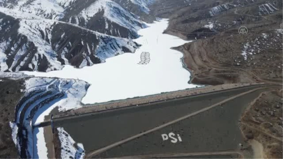Göyne Sulama Barajı soğuk havanın etkisiyle dondu
