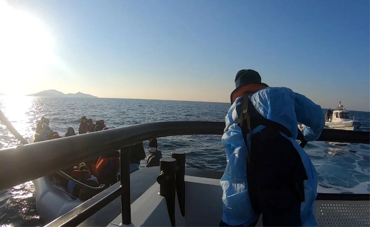 İzmir\'de Türk kara sularına geri itilen 33 sığınmacı kurtarıldı