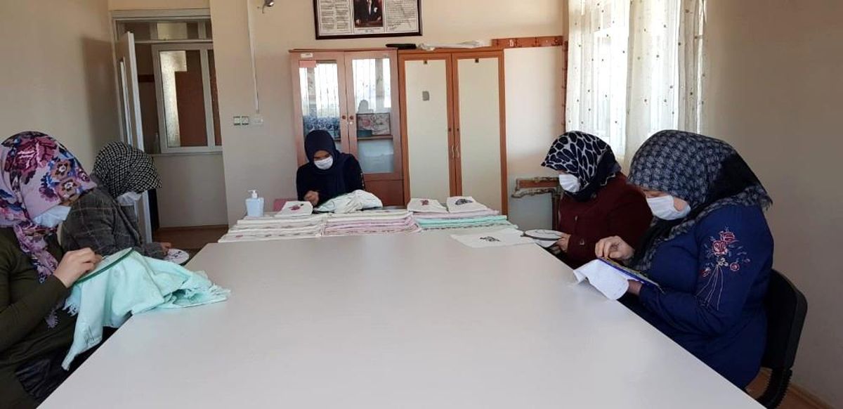 Kadınlar mesleki eğitim kursuyla altın bilezik sahibi oluyor