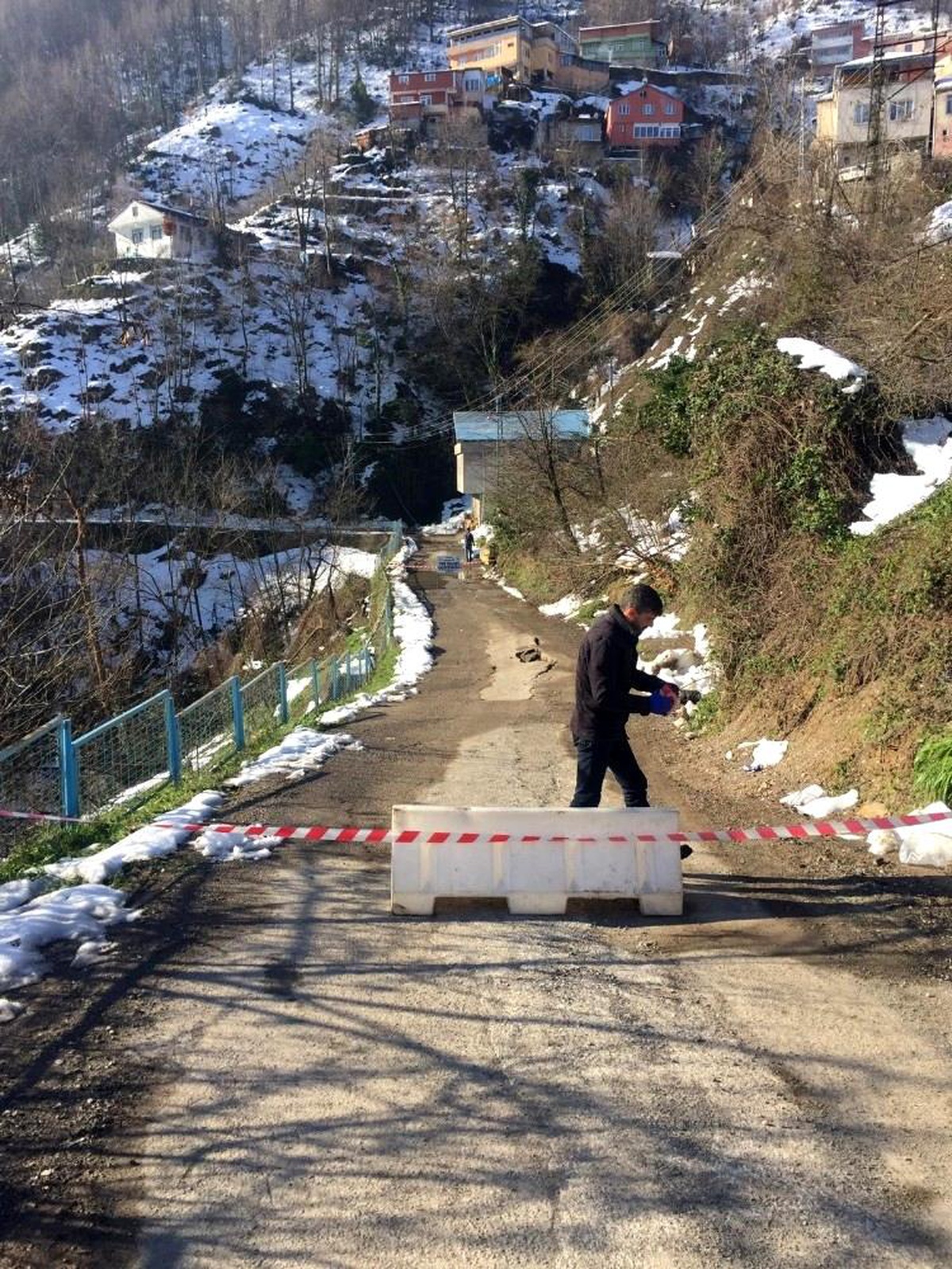 Kar yağışı ve fırtınadan zarar gören yol çöktü