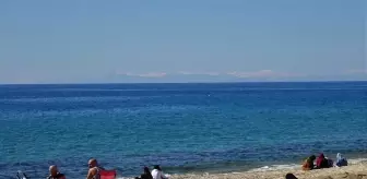 Karla kaplı Toros Dağları manzarası eşliğinde deniz keyfi