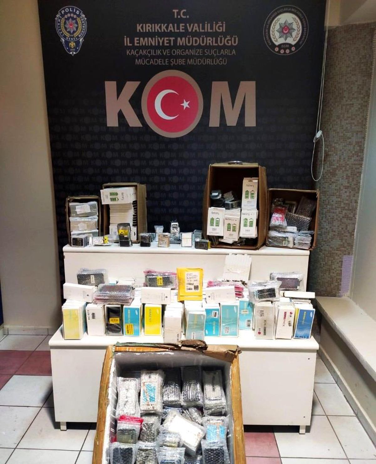 Kırıkkale\'de 2 bin 447 adet kaçak cep telefonu aksesuarı ele geçirildi