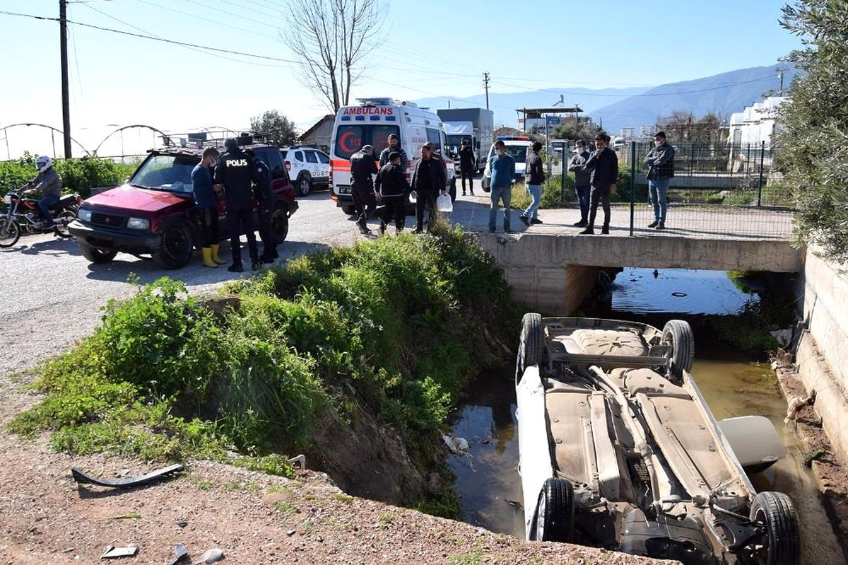 Kumluca\'da otomobil sulama kanalına düştü: 2 yaralı