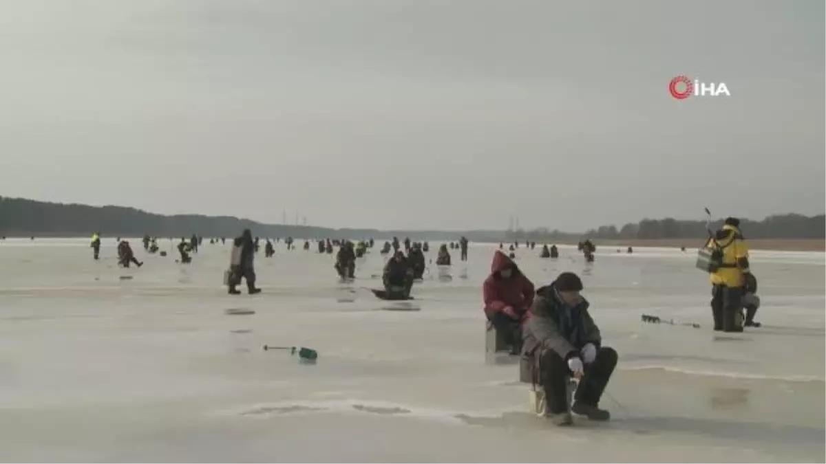 Letonyalılar, buz tutan gölde balık tutmanın keyfini çıkarıyor