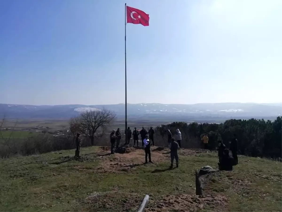 Muhtar söz verdiği dev Türk bayrağını dikti