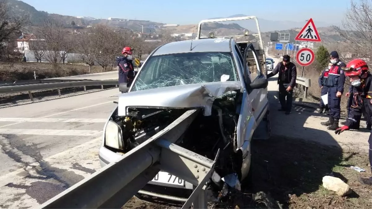 Otomobil bariyere ok gibi saplandı, sürücü ölümden döndü