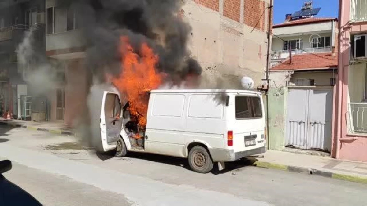 Manisa\'da park halindeki minibüs çıkan yangında kullanılamaz hale geldi