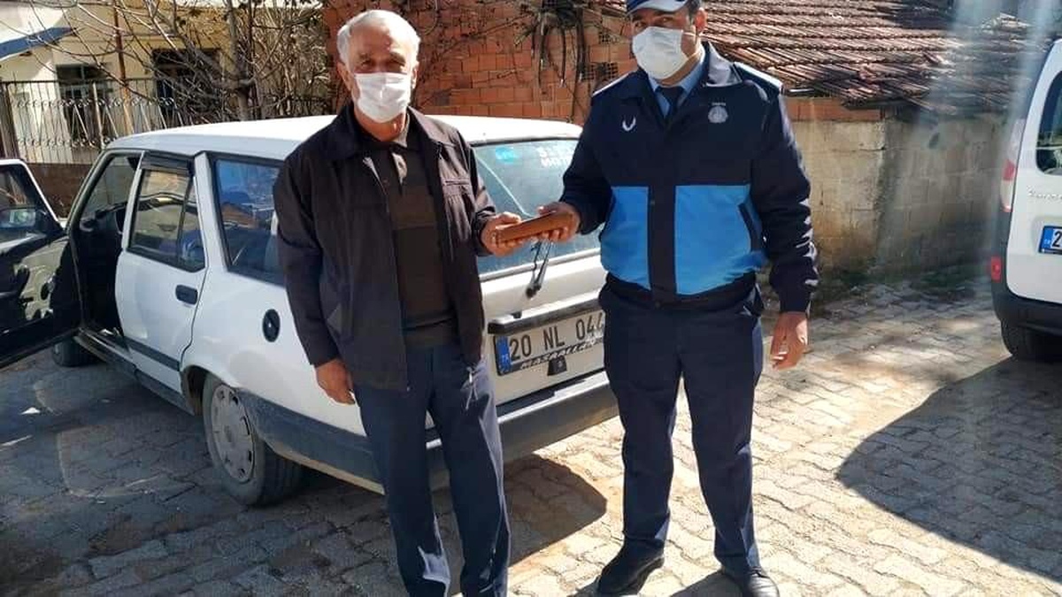 Pazarcı tezgahta bulduğu cüzdanı sahibine ulaştırdı