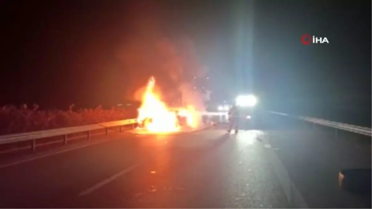 Polisten 150 kilometre kaçan şüphelileri kenti birbirine kattı: Ekip aracına ve bariyerlere çarpan araç alev aldı