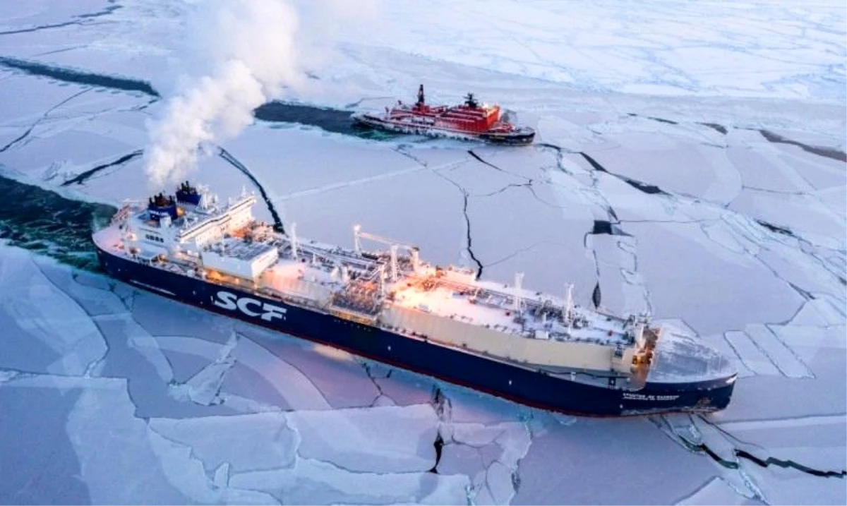 Rus gemisi tarihte ilk kez kışın Kuzey Buz Denizi\'ni geçti