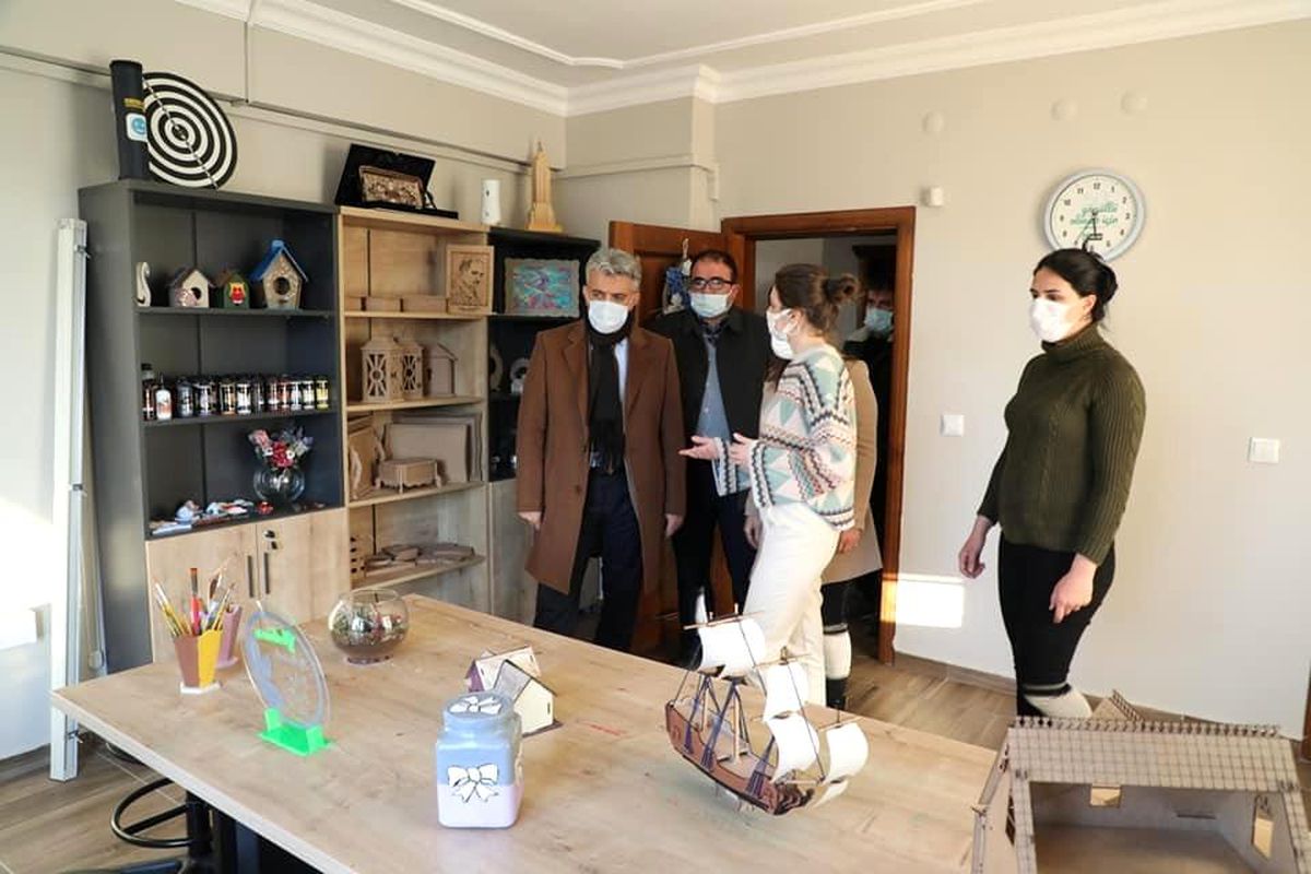 Vali Makas, Yeşilay Danışmanlık Merkezini ziyaret etti