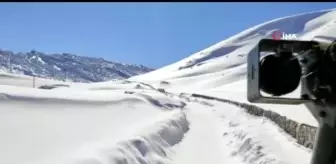Yoğun kar ve fırtına nedeni ile zarar gören şebekeyi onarmaya giden görevliler mahsur kaldı