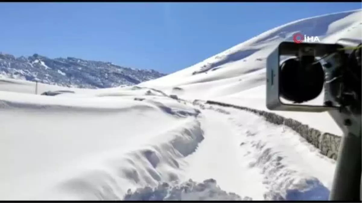 Yoğun kar ve fırtına nedeni ile zarar gören şebekeyi onarmaya giden görevliler mahsur kaldı