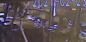 Son dakika haberi! Zeytinburnu'nda balkonun çöktüğü anlar kamerada