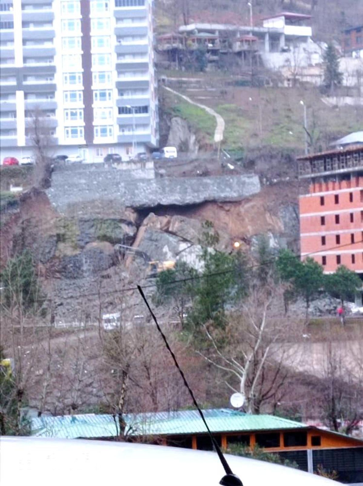 Artvin\'de istinat duvarı çöktü, operatör son anda kurtuldu