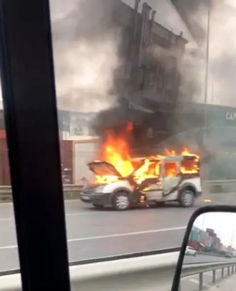 Avcılar'da trafikte yangın dehşeti Avcılar'da trafikte yangın dehşeti