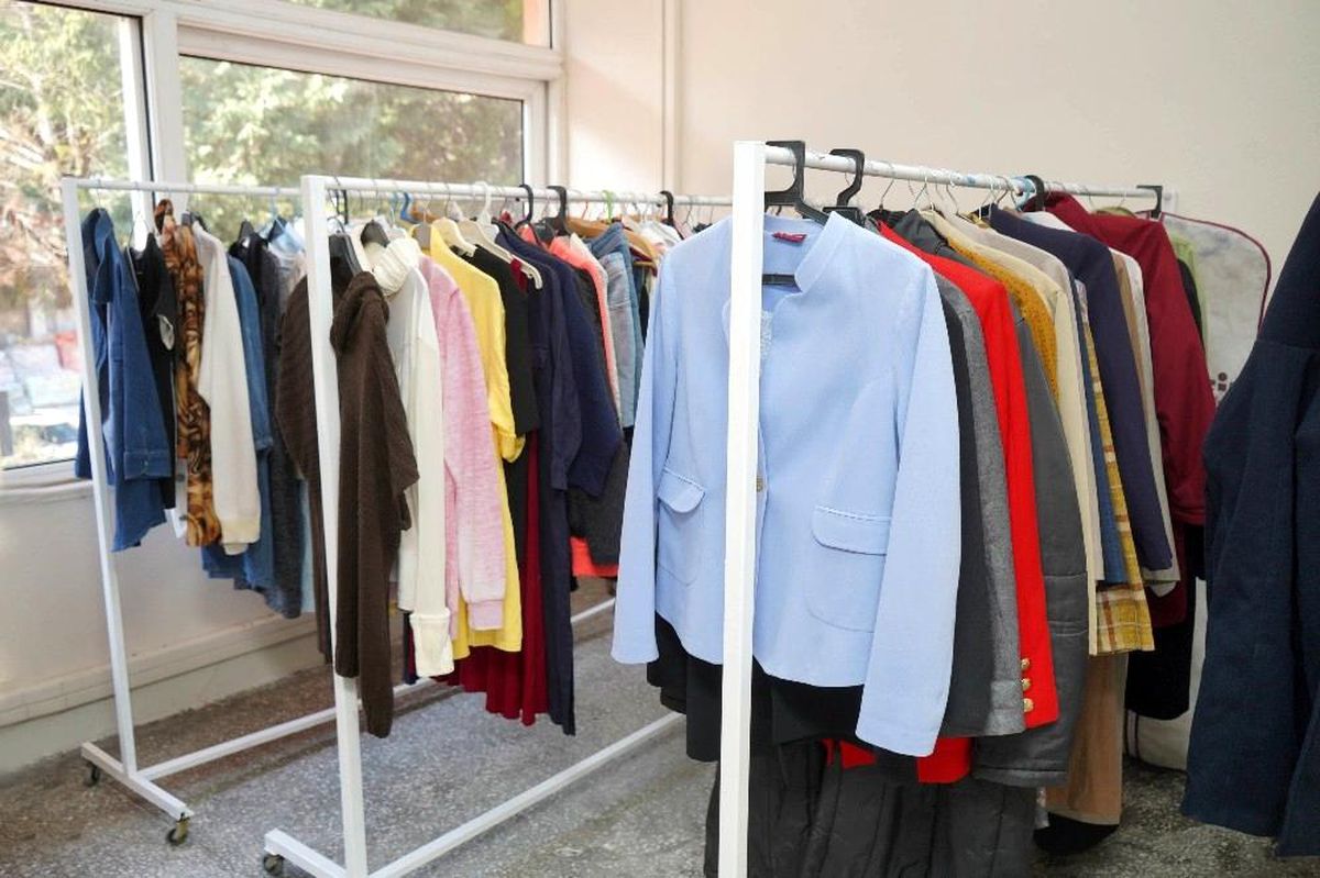 Ayvalık Belediyesi\'nin Altınova\'daki sosyal marketi yüzleri güldürüyor