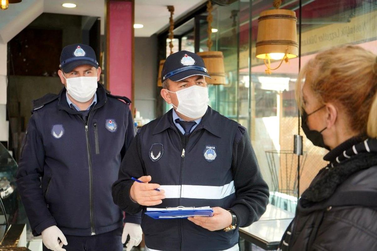 Ayvalık\'ta zabıta ekiplerinden gıda denetimi
