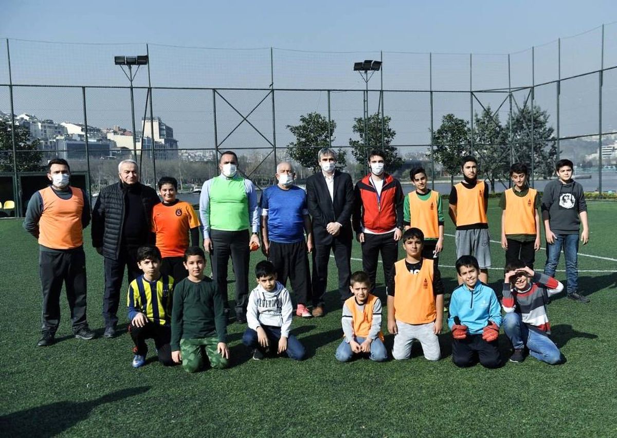 Başkan Yıldız gençlerle birlikte sahaya indi