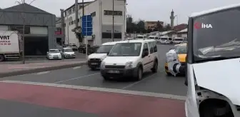 Son dakika haberleri: Beyoğlu'nda feci kaza: Freni patlayan minibüs trafik ışığına daldı