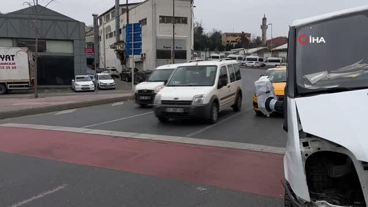 Son dakika haberleri: Beyoğlu'nda feci kaza: Freni patlayan minibüs trafik ışığına daldı
