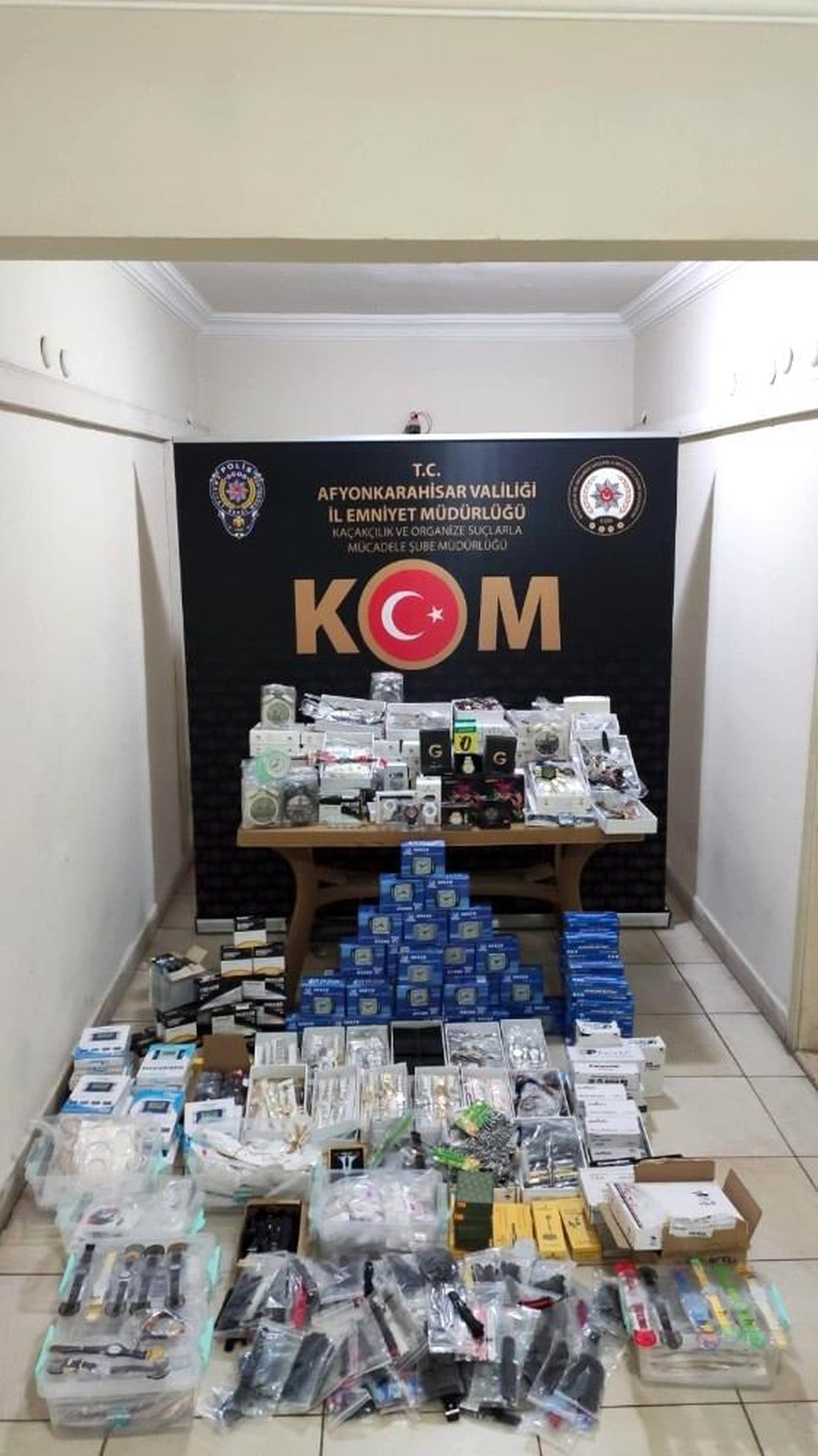 Binlerce kaçak ürünü kente sokmaya çalışırken yakalandı